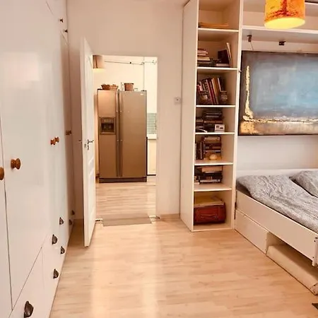 Lorand's Place Near The River Apartment